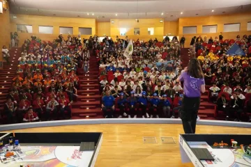 Στο γεμάτο αμφιθέατρο της τελετής έναρξης του FLL η εκπαιδεύτρια της Eduact καλοσορίζει από την σκηνή όλα τα παιδιά