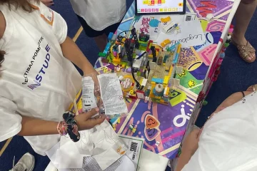 Παιδιά δείχνουν και σε άλλα παιδιά τις ρομποτικές τους κατασκευές, και πως να τις χειριστούν μέσα από το tablet